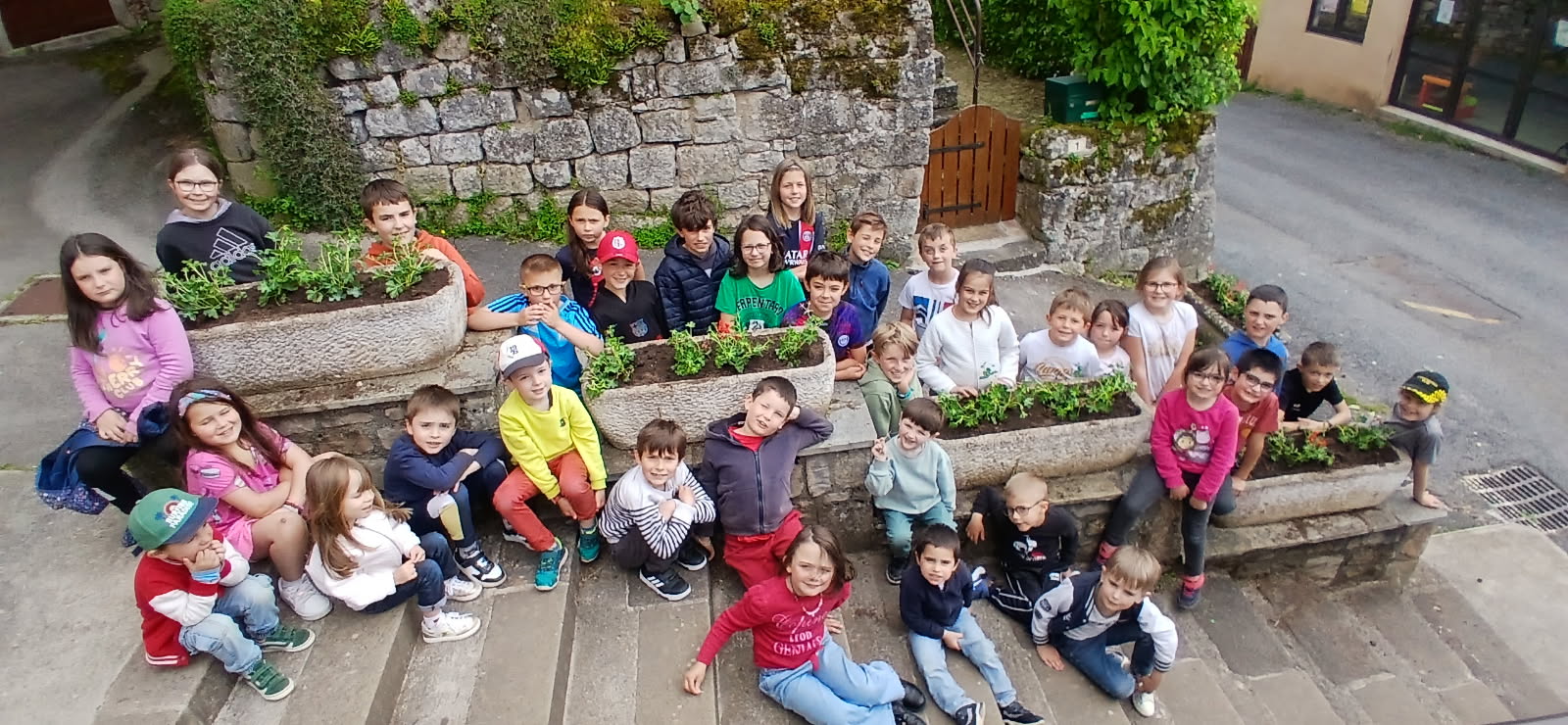 Lire la suite à propos de l’article Un grand Merci aux enfants de l’école qui nous ont aidés à fleurir le village