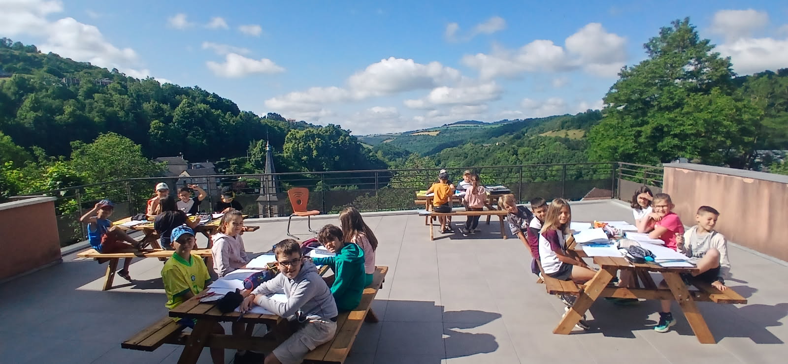 Lire la suite à propos de l’article Hier, c’était classe sur la nouvelle terrasse !!!